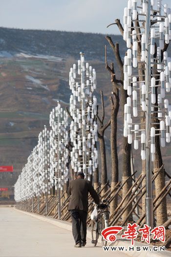 This kind of street lamp has 136 bulbs installed on one pole, which consumes a huge amount of electricity.