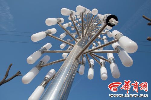 136 bulbs are mounted on one pole, each bulb is 11 watts, and the power consumption is very large.