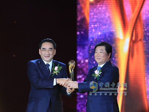 Liao Xiaojun, Deputy Minister of Finance, presented awards to Tan Xuguang