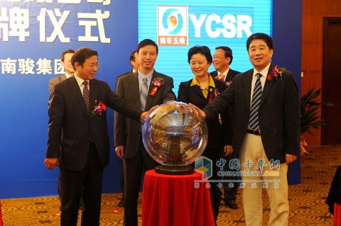 Gu Tangsheng (center), Luo Yanming (right), Sun Zhentian (left) sign agreements on behalf of the parties