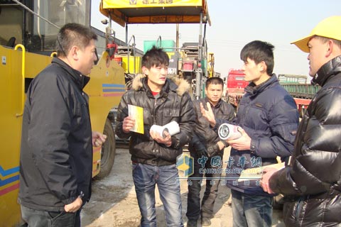 Dongfeng Cummins service personnel visit end users