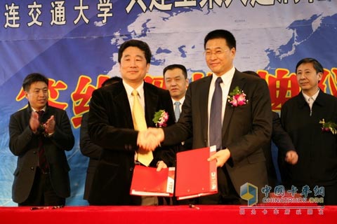 Luan Ping (left) and Ge Jiping (right) signed a cooperation agreement