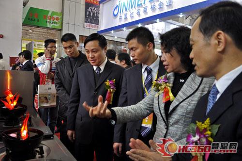 Ms. Han Zesheng, Vice Mayor of Zhongshan City visited the exhibition