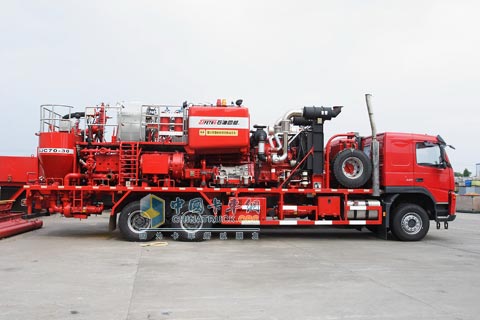 Cementing truck equipped with Allison fully automatic transmission meets the stringent requirements for the loss of half-point loss in the oil well cementing process