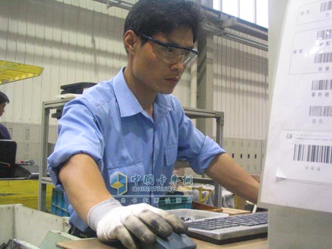 Dongfeng Cummins production staff in field work