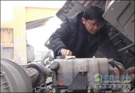 Yuchai service personnel check engine