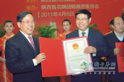 Fast chairman Li Dakai accepts honorary certificates