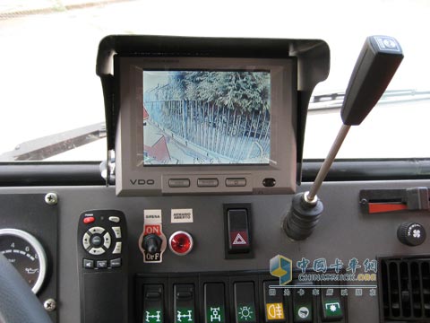 The Galician government has three fire engines with Allison fully automatic transmissions. The picture shows the Allison retarder joystick.