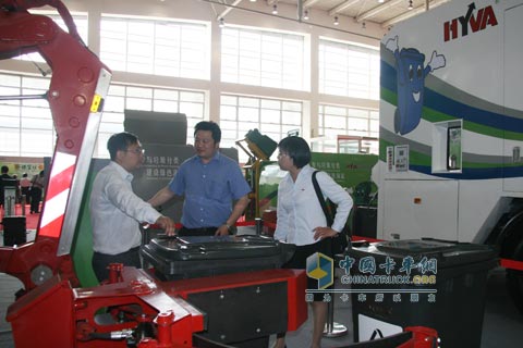 Hua Guangmei (Yangzhou) Co., Ltd. Sales Market Management Minister Hua Guangmei introduced products to users (right one)