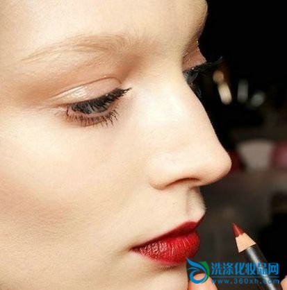 The temptation of red lips makeup