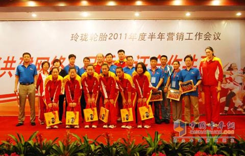 Linglong Tire Dealer Guest Representatives and Women's Volleyball Team Give Each Other Gifts