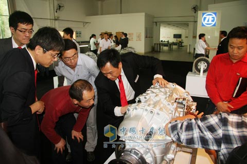 ZF staff interacts with Dongfeng Motor engineers