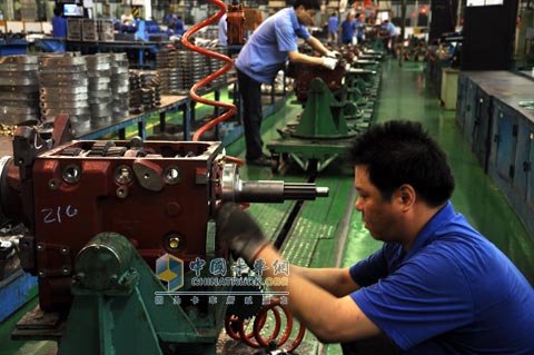 The picture shows the busy transmission assembly assembly production site of Huanfang Transmission Company.