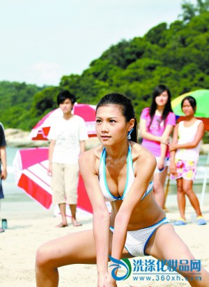 Zhou Xiunaâ€™s shot of playing volleyball