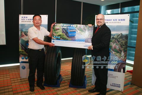 Marketing Director of Michelin (China) Investment Co., Ltd. Card Passenger Car Tire Division Mr. Franck Yeh officially delivered reinforced card passenger car tires to user representatives.