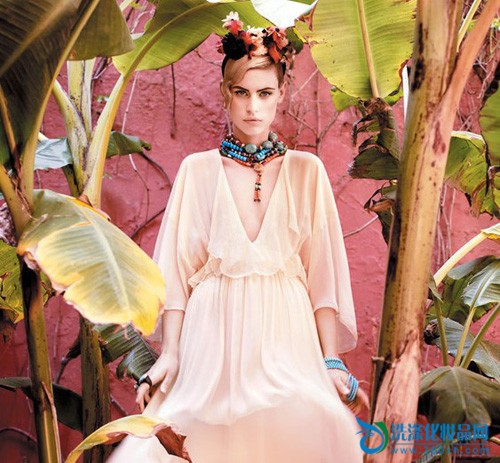 Lâ€™OFFICIEL stunning girl summer extreme temptation