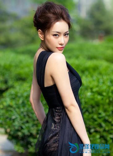 Sexy goddess Zhang Xinyu turned into an elegant woman