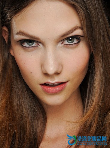 The third eyeliner of the 2011 autumn and winter show is in focus!