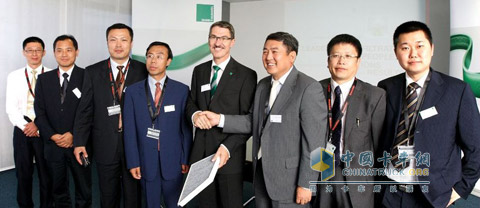 Mr. Alfred Weber, President and CEO of MANN+HUMMEL Group took a photo with Jilin Provincial Business Delegation