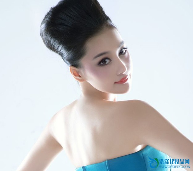 Zhang Xinyu's dreamy makeup is incomparable