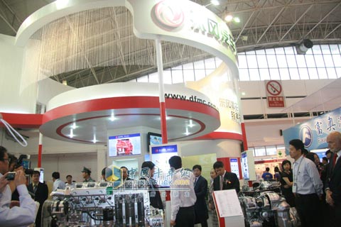 Dongfeng Cummins Engine carries a 13-liter engine at the 5th China International Auto Parts Exhibition