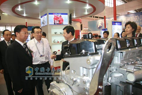 Industry Association leaders enthusiastically visit the ISZ 13-liter engine