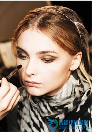 Sweep a large area of â€‹â€‹brown gold or gray gold eyeshadow
