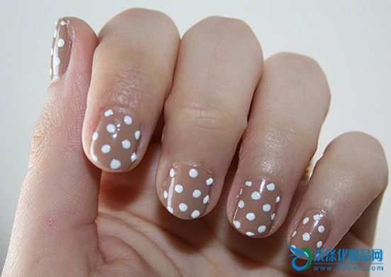 Polka dot nail sticker is fascinating