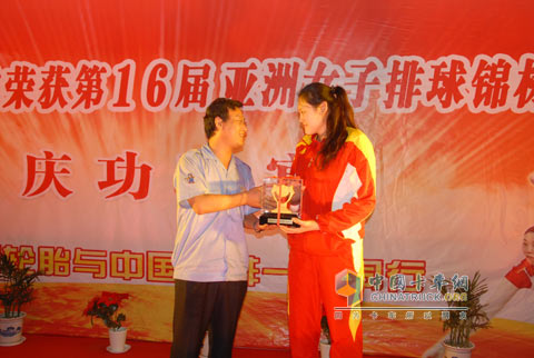 Linglong tires chairman Wang Feng and female queuing director
