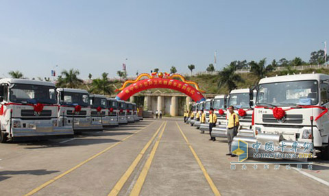 Large-scale sanitation vehicles are arranged neatly on both sides of the road.