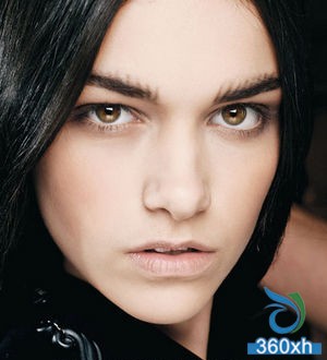 Minimalist makeup breaks through masculine toughness