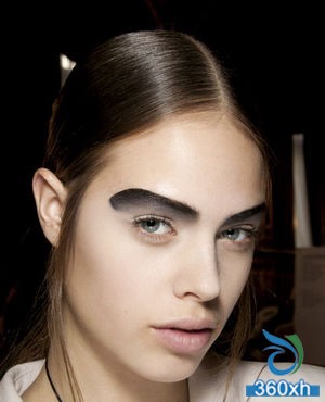 Minimalist makeup breaks through masculine toughness