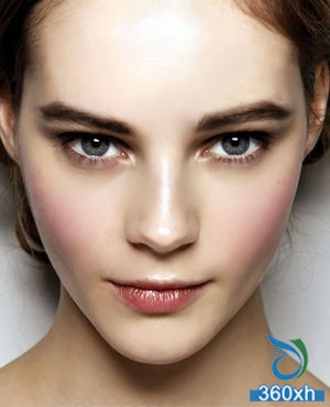 Minimalist makeup breaks through masculine toughness