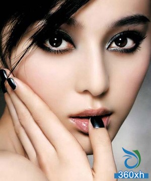 Small smoky makeup creates a feminine and unobtrusive feeling