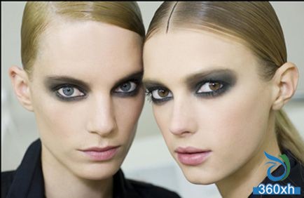 Small smoky makeup creates a feminine and unobtrusive feeling