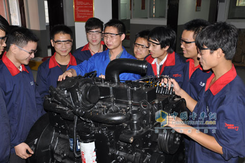 Orientation students learn about Cummins engine maintenance knowledge