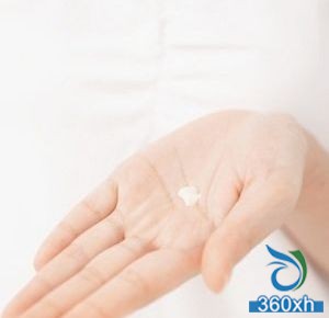Use cream to maintain skin hydration and nutrition steps