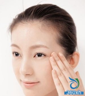 Use cream to maintain skin hydration and nutrition steps