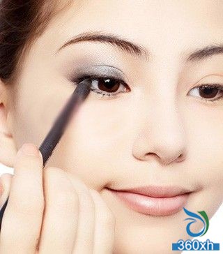 Double eyelids, eyeliner, create an elegant look