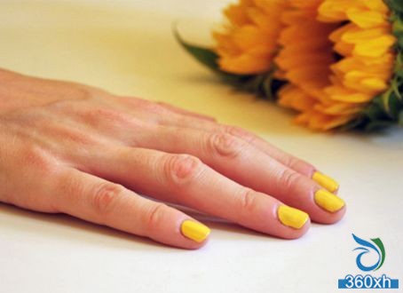 "Corn sugar" manicure adds warmth to winter