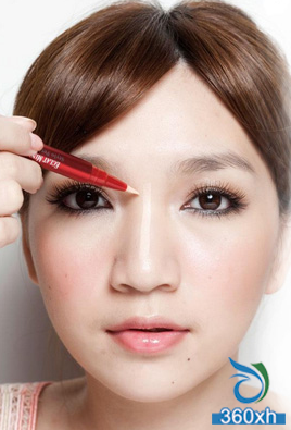 No need for facelifting Makeup gives you a delicate three-dimensional silhouette