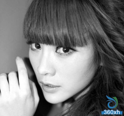 Liu Yan black and white retro photo big show hydrating beauty