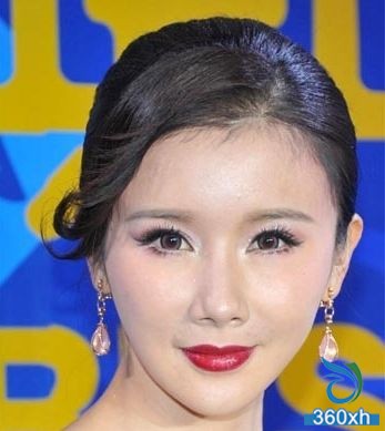 Sharing the charm of Christmas glamorous actress red makeup