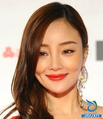 Sharing the charm of Christmas glamorous actress red makeup