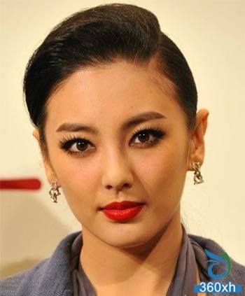 Sharing the charm of Christmas glamorous actress red makeup