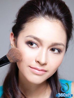 Play with beautiful makeup to make your face clear