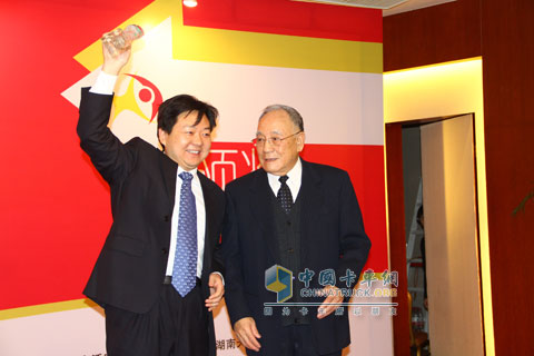 He Guangyuan, former Minister of Machinery Industry, Liu Wei, Deputy General Manager of CNHTC Corporation, and Li Hongzhen, Deputy Director of Technology Center