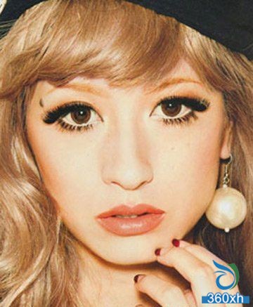 A little secret to prevent lipstick makeup