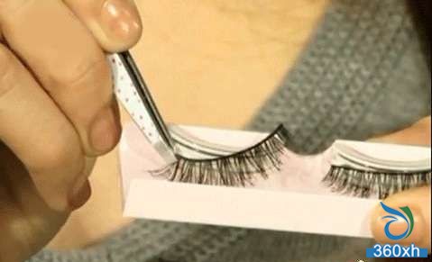 A few steps to learn to apply false eyelash tips