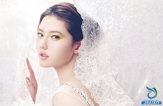 Make the most happy bride with a glossy look